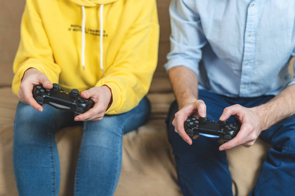 Δύο άτομα που παίζουν σε βιντεοπαιχνίδια στο σπίτι - Φωτογραφία, εικόνα