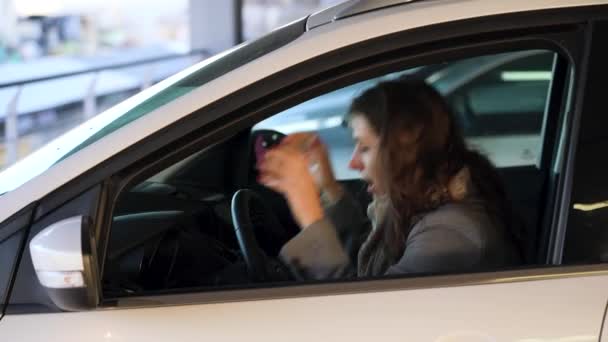 Žena se rozčilovat na volant, protože její auto porouchalo - Záběry, video
