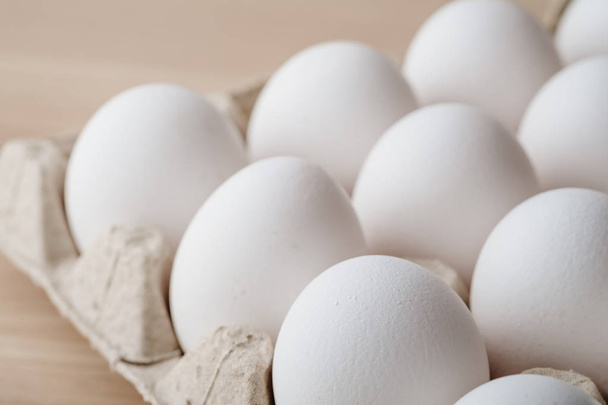 Много белых куриных яиц в коробке
  - Фото, изображение