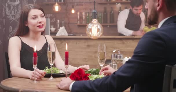 Giovane coppia su un appuntamento battendo gli occhiali e bevendo champagne
 - Filmati, video