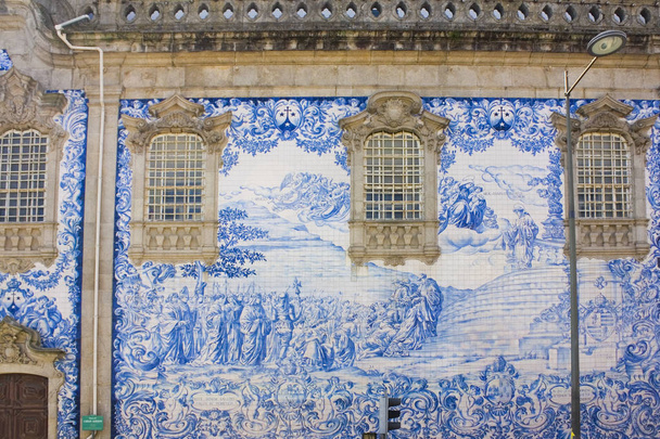 porto, portugal - 3. märz 2019: fragment der carmo-kirche (igreja do carmo) mit schönen azulejos in porto - Foto, Bild