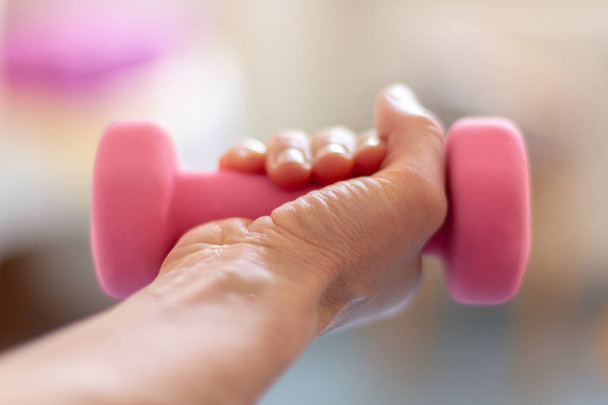 una donna si allena con campane rosa mute
 - Foto, immagini