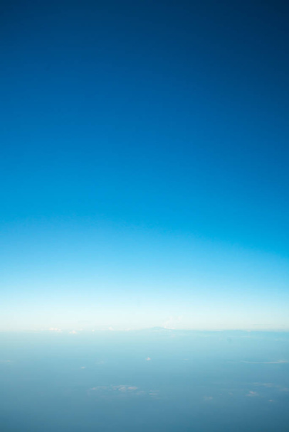 błękitne niebo punktowy rozprzestrzeniania chmury tło - Zdjęcie, obraz