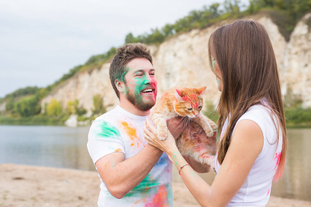 Fesztivál holi, a turizmus és a természet koncepció - portré a nő és a férfi macska tartozó több színű por - Fotó, kép