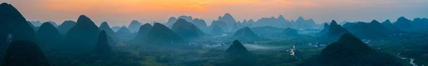 パノラマ日の出風景の桂林、漓江とカルストの結核 - 写真・画像
