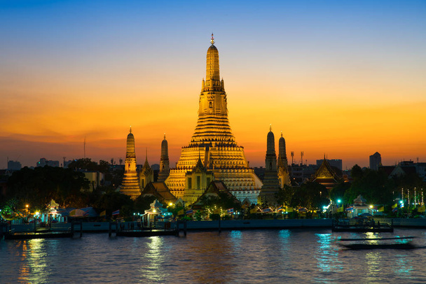 Naplemente a magashegyi templomban, vagy a Wat Arun, keresse meg a mentén Chao Phra - Fotó, kép