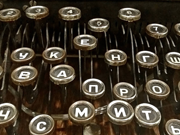 Teclado de uma velha máquina de escrever vintage com chaves cirílicas
 - Foto, Imagem