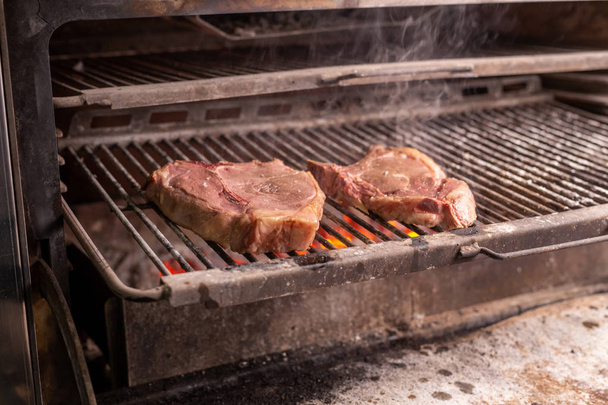 jídlo, řemeslo a vynikající koncepce - vaření steak na grilu - Fotografie, Obrázek