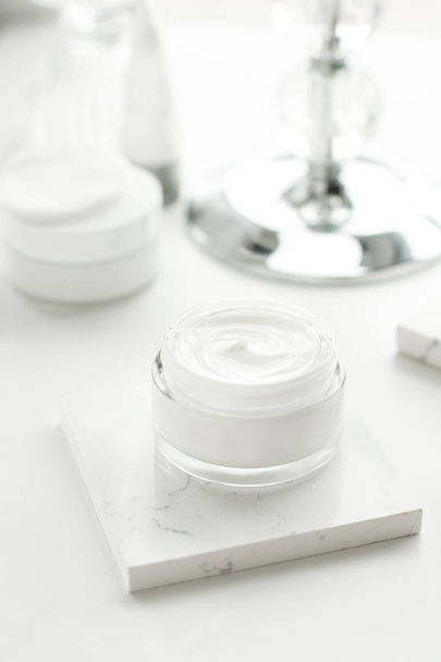 Cosmetici per la cura della pelle di lusso in un bagno
 - Foto, immagini