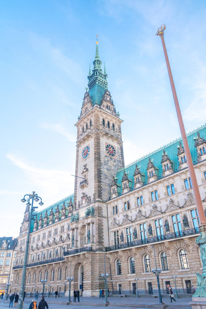 Hamburgo Reloj Torre del Ayuntamiento (Hamburger Rathaus) en el día soleado situado en el Rathausmarkt
. - Foto, Imagen