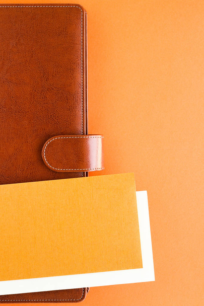 Porte-documents affaires de luxe marron sur le bureau, plat
 - Photo, image