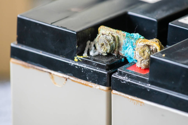Oude batterij corrosie, Seal lood zure batterijschade.  - Foto, afbeelding