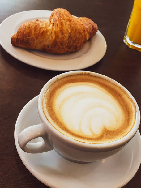 Cappuccino in een restaurant, een koffiepauze - Foto, afbeelding