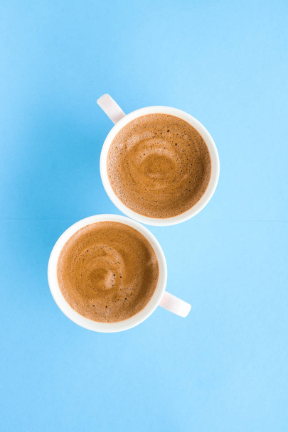 Горячий ароматный кофе на голубом фоне, плоский
 - Фото, изображение