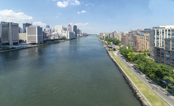 Manhattan - East river and Roosevelt island - Photo, Image