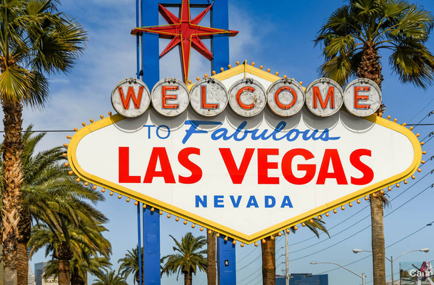 Las Vegas, Nv, Stany Zjednoczone Ameryki - lutego 2019: Zamknij się widok na słynny znak "Zapraszamy do Las Vegas". Znak jest na południowym krańcu bulwaru Las Vegas. - Zdjęcie, obraz