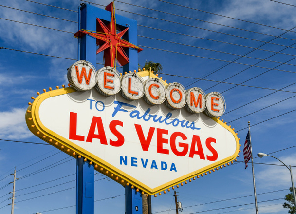 Лас-Вегас, Невада, США - 2019 лютого: Крупним планом вид на знаменитий "Ласкаво просимо до Лас-Вегасі" знак. Знак знаходиться в південному кінці бульвар Лас-Вегас. - Фото, зображення