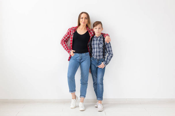 Familie, Muttertags- und Teenager-Konzept - Porträt von Mutter und Sohn auf weißem Hintergrund - Foto, Bild
