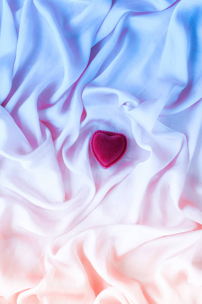 Σχήμα καρδιάς δώρου σε νέον μετάξι - Φωτογραφία, εικόνα