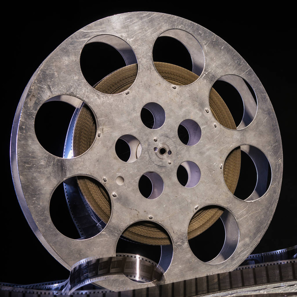 35 mm-es film tekercs sötét háttér előtt drámai világítással - Fotó, kép