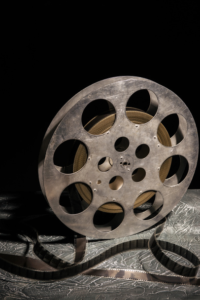 35 mm film kołowrotek z dramatyczne oświetlenie na ciemnym tle - Zdjęcie, obraz