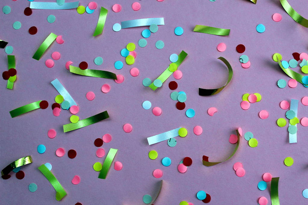 Texture festive confetti scattered on lilac background - Foto, immagini