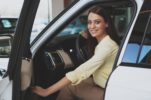 Beautiful businesswoman buying new automobile - Foto, imagen