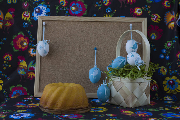 Decoración de Pascua con huevos blancos y azules sobre fondo textil pintado con corcho
.  - Foto, Imagen