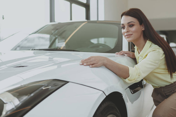 Gorgeous woman buying new car at the dealership - Foto, Bild
