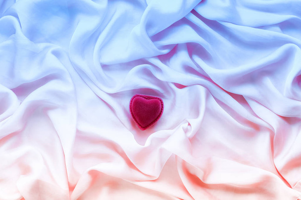 Szív alakú díszdobozban, neon selyem - Fotó, kép
