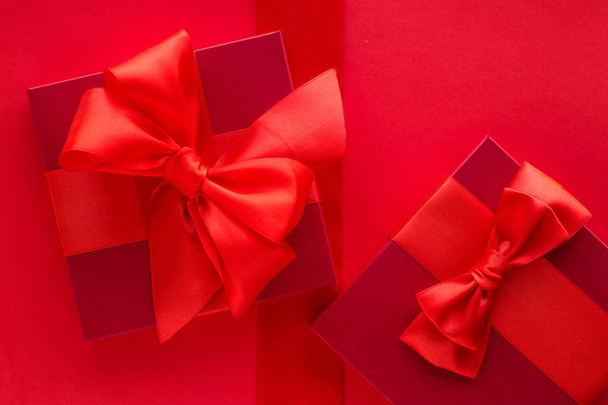 Luxus-Weihnachtsgeschenke auf Rot - Foto, Bild