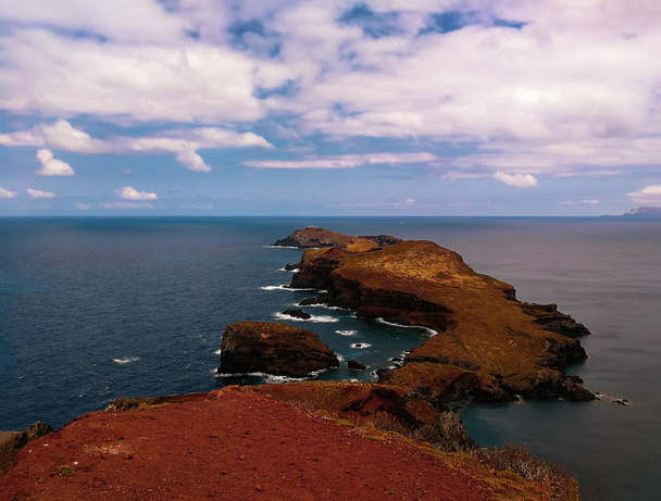 Απόκρημνα βράχια στη Μαδέρα και στον Ατλαντικό ωκεανό. Λαμβάνονται στο St. Lawrence χερσονήσου - Φωτογραφία, εικόνα