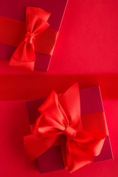 Розкішні святкові подарунки на червоному
 - Фото, зображення