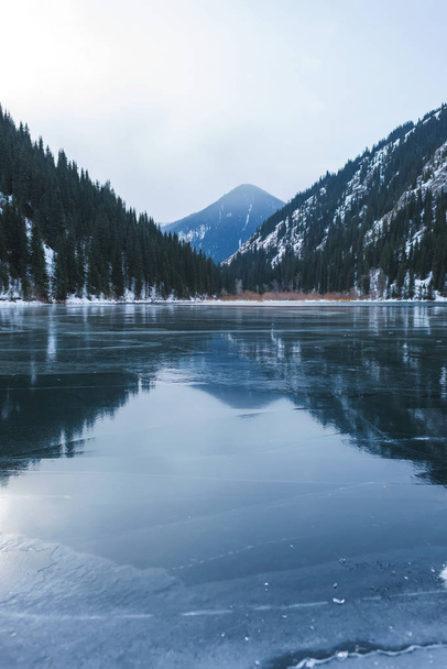 Horské jezero v zimě. Zamrzlá jezera v horách. Kolsay jezera v Kazachstánu. - Fotografie, Obrázek