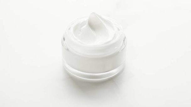 Pot de crème visage de luxe, produits cosmétiques hydratants
 - Photo, image