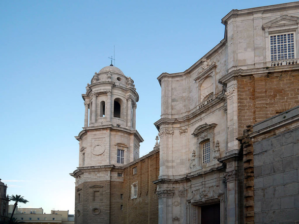 Catedral en la bahía de la capital de Cdiz, Andalucía. España. Europa
 - Foto, imagen