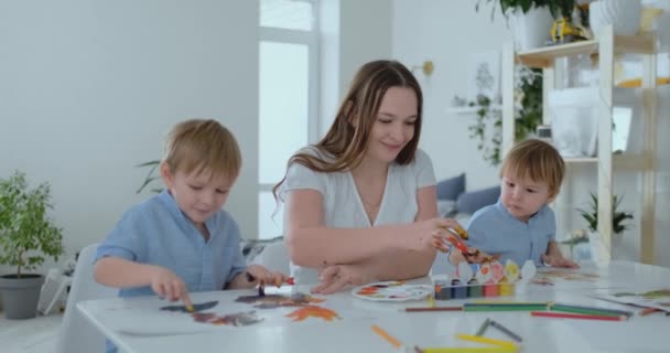 A család jó festés papírra, hogy a Paint programban ujjaival. Anya és két gyerek festék ujjakkal papírra - Felvétel, videó