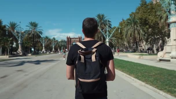 Ο άνθρωπος απολαμβάνει μνημεία πόλης στη Βαρκελώνη, περπάτημα κοντά στην Αψίδα του Θριάμβου - Πλάνα, βίντεο