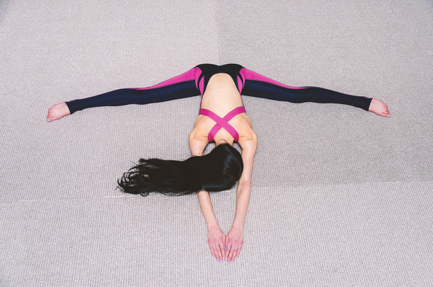 Entraîneur de yoga femme mince fait échauffement avant le cours. Une femme est si
 - Photo, image