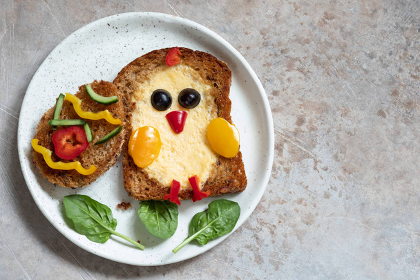 Egg in a hole is breakfast look like chick - Valokuva, kuva