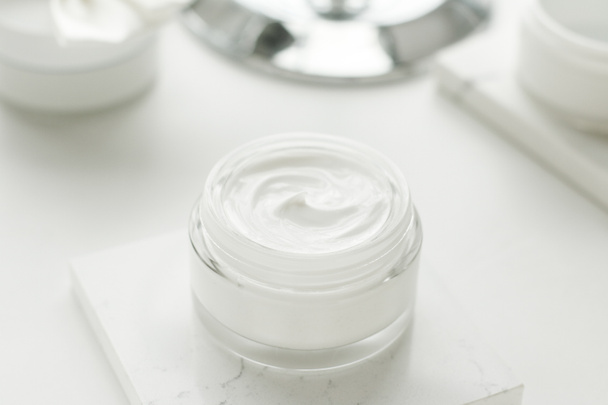 Cosmetici per la cura della pelle di lusso in un bagno
 - Foto, immagini