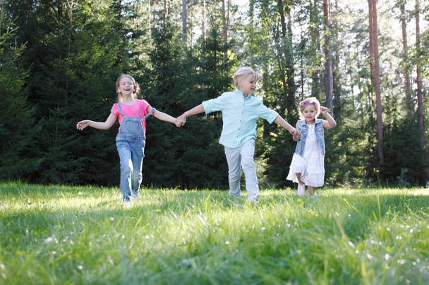 Children running in park - Фото, изображение