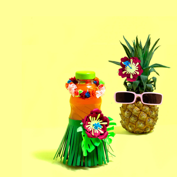 Ananas v sluneční brýle a láhev s papírové dekorace  - Fotografie, Obrázek