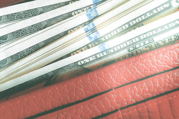 Красный бумажник с долларами и кредитными картами
 - Фото, изображение