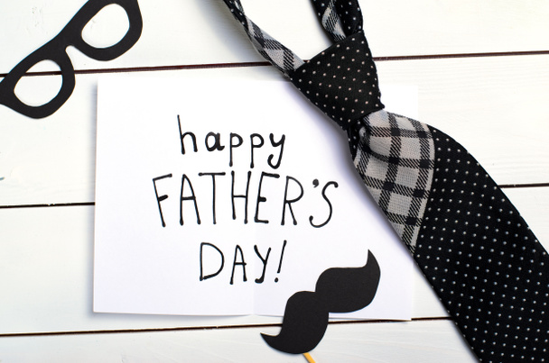 Ημέρα του πατέρα έννοια, γραβάτα, μουστάκι, γυαλιά και ευχετήρια κάρτα - Φωτογραφία, εικόνα