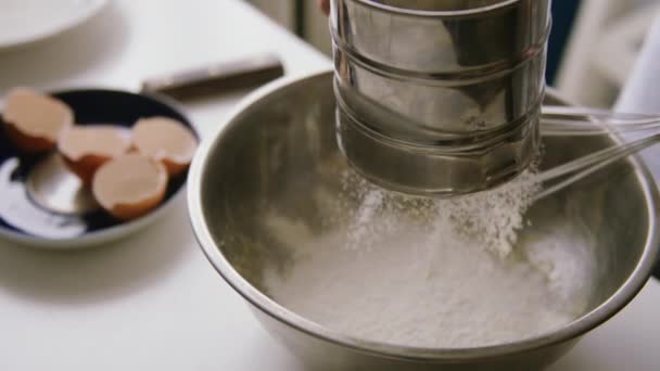 Mulher peneirando farinha em uma tigela
 - Filmagem, Vídeo