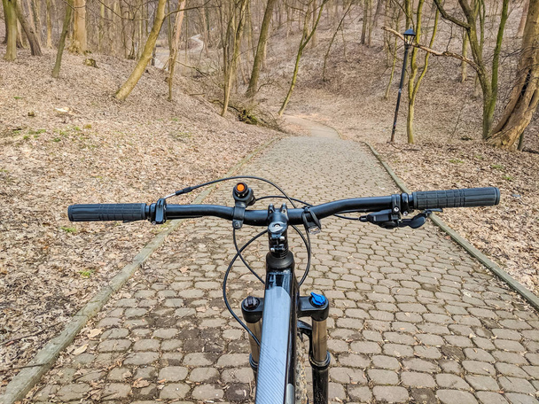 Bicicleta MTB na trilha na temporada de primavera
 - Foto, Imagem