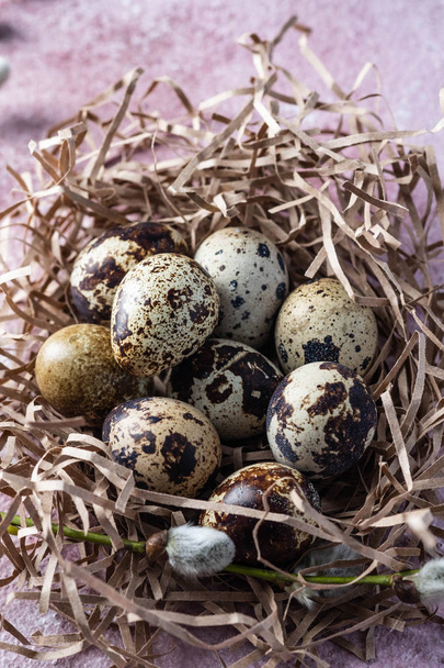 Quail eggs easter. On the pink background. Free copy space. - Foto, afbeelding