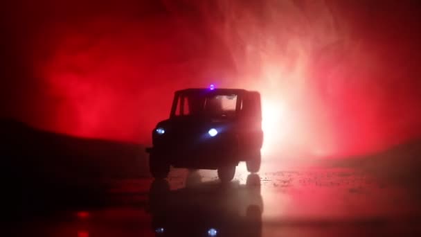 Auto della polizia di notte con sfondo nebbia. 911 Auto della polizia di emergenza che accelera sulla scena del crimine
.  - Filmati, video