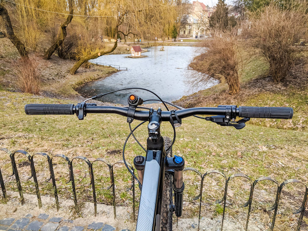 MTB bicicleta en el camino en la temporada de primavera
 - Foto, Imagen